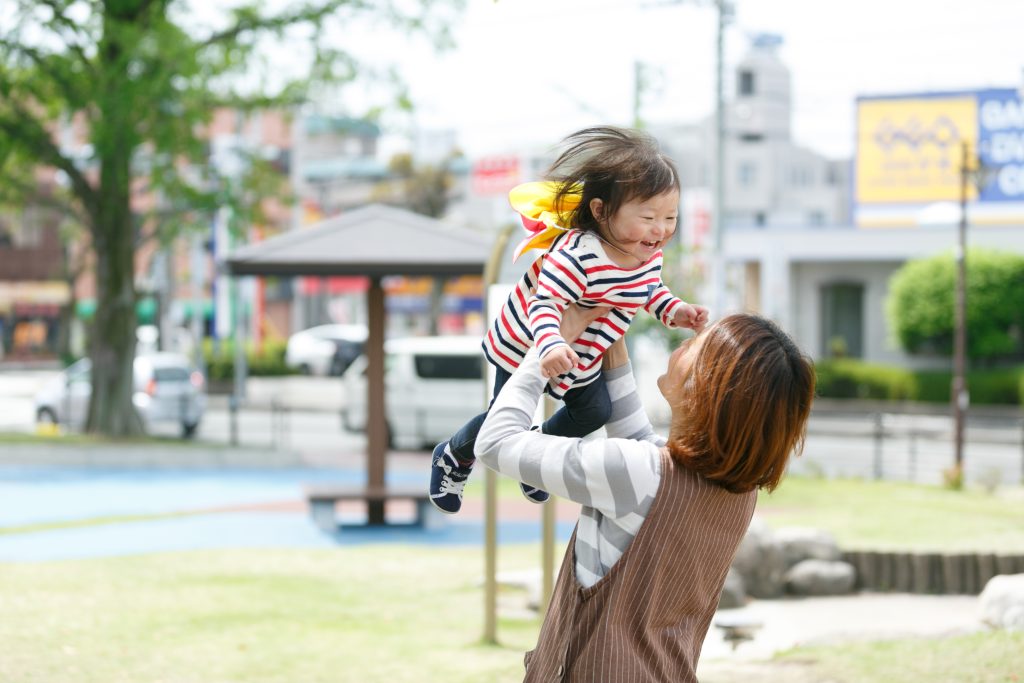 子供を抱える保育士